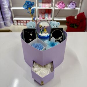 Mavi Aşk Evreni - Sevgiliye Romantik Hediye Kutusu | Kar Küresi + Çelik Takı + Peluş Ayıcık