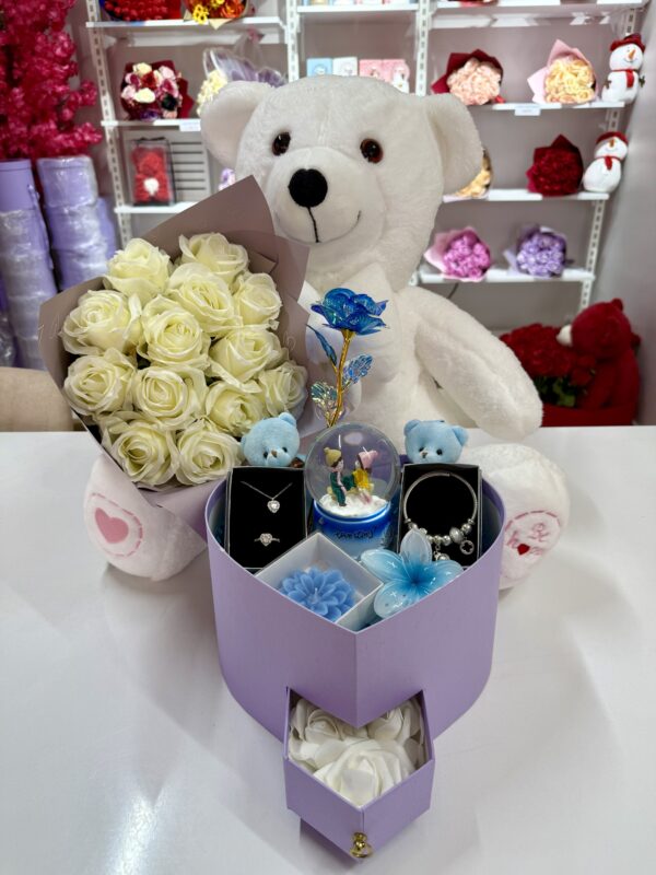 Full Mavi Aşk Evreni - Sevgiliye Romantik Hediye Kutusu | Kar Küresi + Takı + Ayıcık + Buket