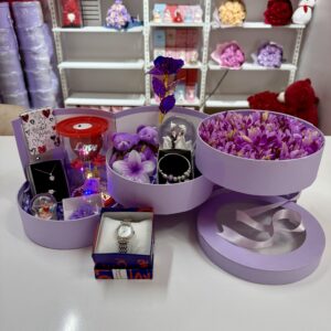 Mor Kat Kat Mutluluk - Sevgiliye Özel Hediye | Kar Küresi + Çelik Takı + Peluş Ayıcık