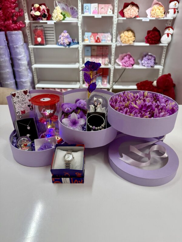 Mor Kat Kat Mutluluk - Sevgiliye Özel Hediye | Kar Küresi + Çelik Takı + Peluş Ayıcık