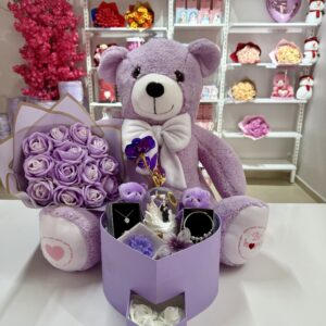Full Mor Aşk Evreni - Sevgiliye Romantik Hediye Kutusu | Kar Küresi + Takı + Ayıcık + Buket