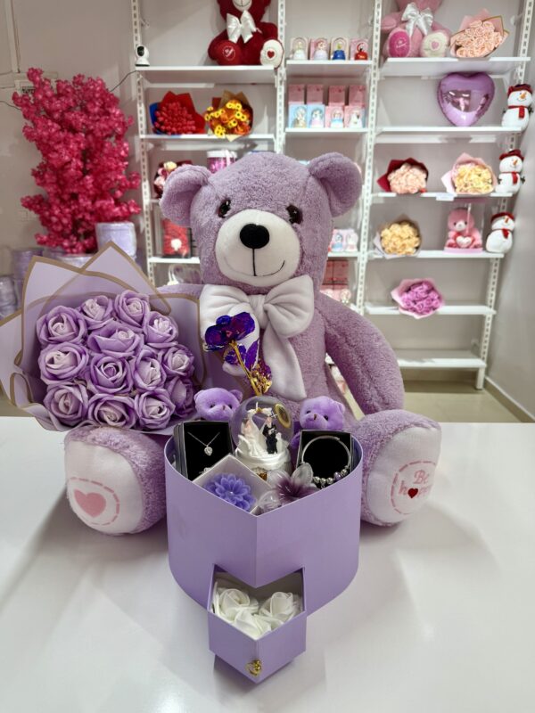 Full Mor Aşk Evreni - Sevgiliye Romantik Hediye Kutusu | Kar Küresi + Takı + Ayıcık + Buket
