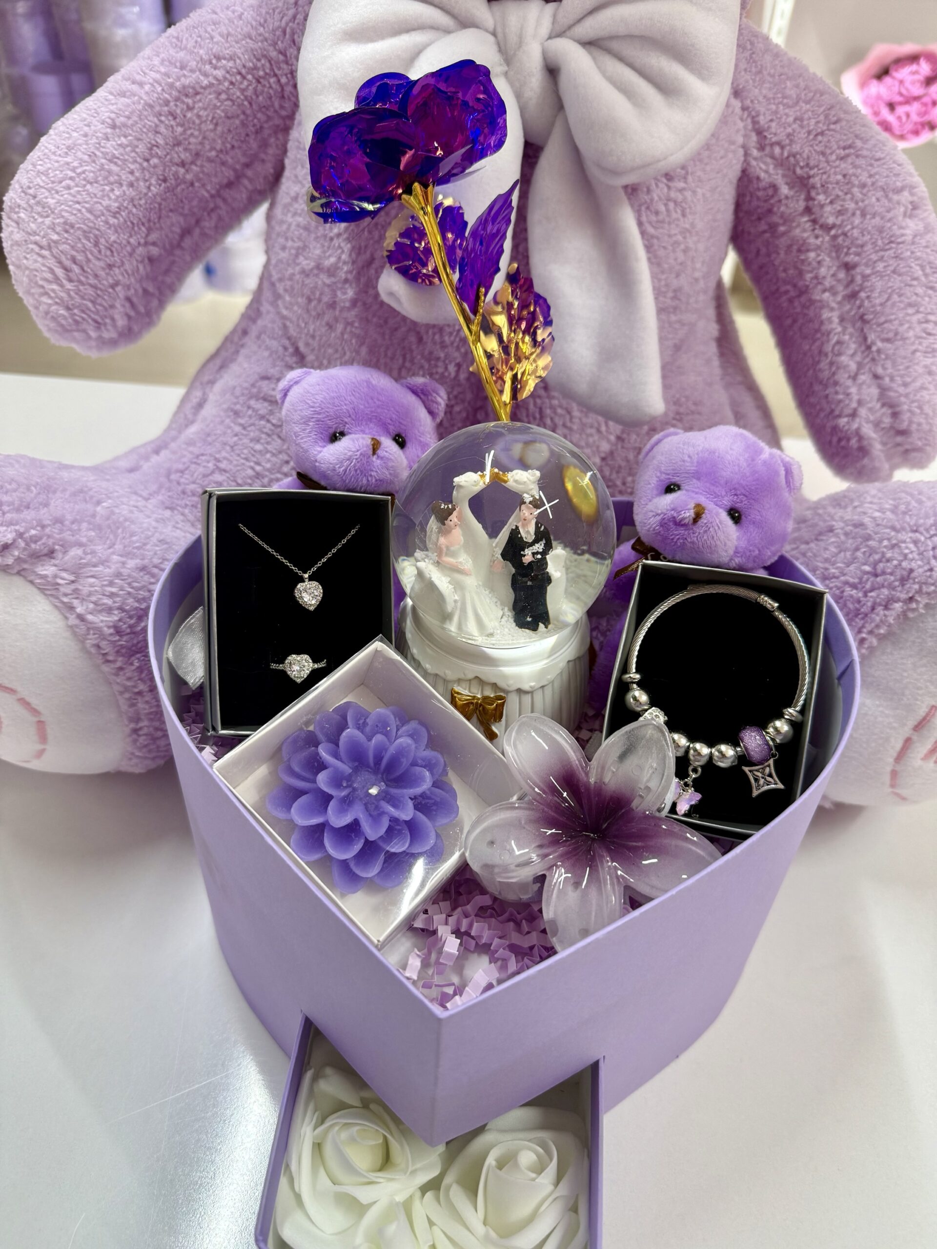 Full Mor Aşk Evreni İkili - Sevgiliye Romantik Hediye Kutusu | Kar Küresi + Takı + Peluş Ayıcık - Görsel 2