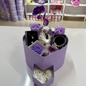 Mor Aşk Evreni - Sevgiliye Romantik Hediye Kutusu | Kar Küresi + Çelik Takı + Peluş Ayıcık