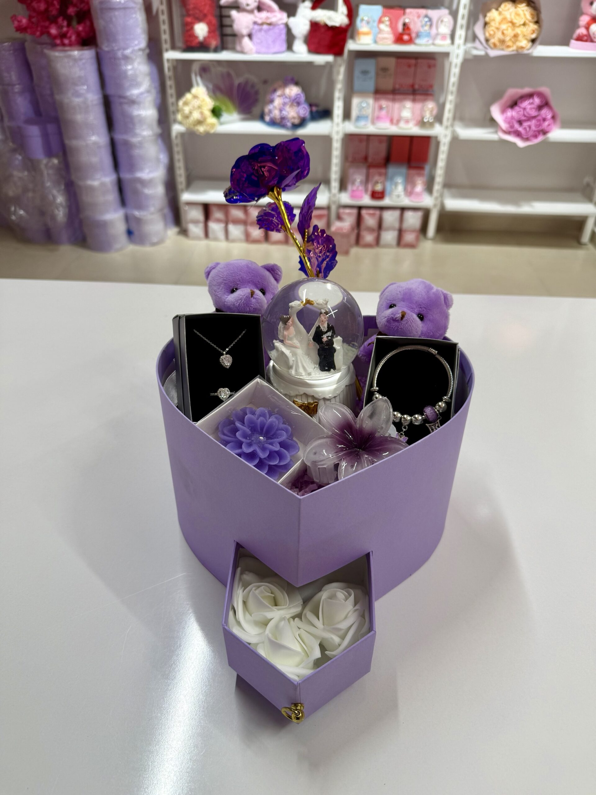 Mor Aşk Evreni - Sevgiliye Romantik Hediye Kutusu | Kar Küresi + Çelik Takı + Peluş Ayıcık