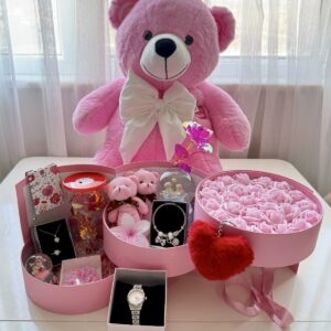 Pembe Kat Kat Mutluluk İkili - Sevgiliye Romantik Hediye Kutusu | Kar Küresi + Takı + Peluş Ayıcık