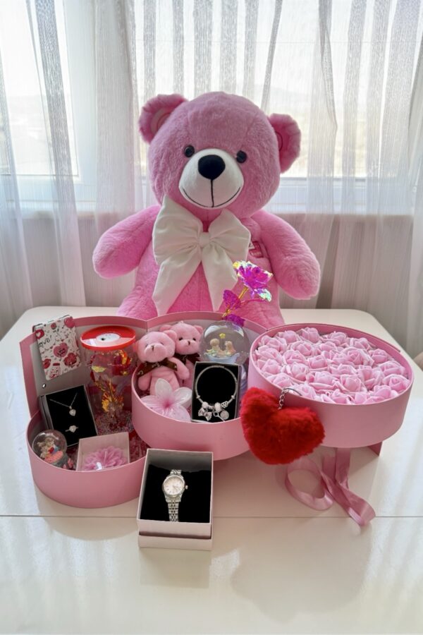 Pembe Kat Kat Mutluluk İkili - Sevgiliye Romantik Hediye Kutusu | Kar Küresi + Takı + Peluş Ayıcık