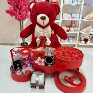 Kırmızı Kat Kat Mutluluk İkili - Sevgiliye Romantik Hediye Kutusu | Kar Küresi + Takı + Peluş Ayıcık