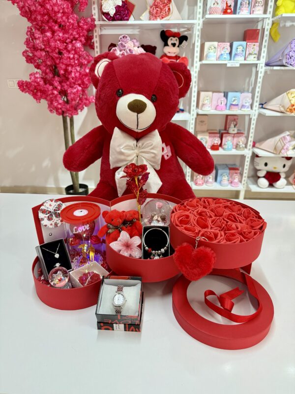 Kırmızı Kat Kat Mutluluk İkili - Sevgiliye Romantik Hediye Kutusu | Kar Küresi + Takı + Peluş Ayıcık