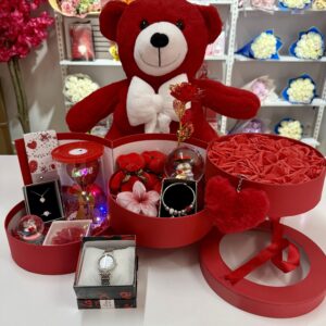 Kırmızı Kat Kat Mutluluk İkili - Sevgiliye Romantik Hediye Kutusu | Kar Küresi + Takı + Peluş Ayıcık