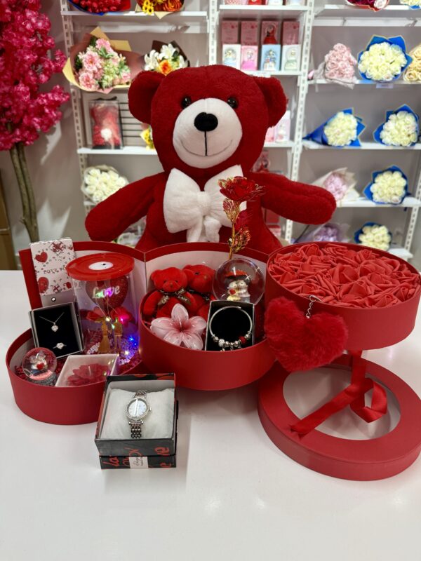 Kırmızı Kat Kat Mutluluk İkili - Sevgiliye Romantik Hediye Kutusu | Kar Küresi + Takı + Peluş Ayıcık