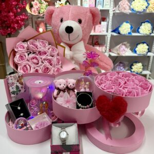 Pembe Kat Kat Mutluluk - Sevgiliye Özel Hediye | Kar Küresi + Takı + Ayıcık + Buket