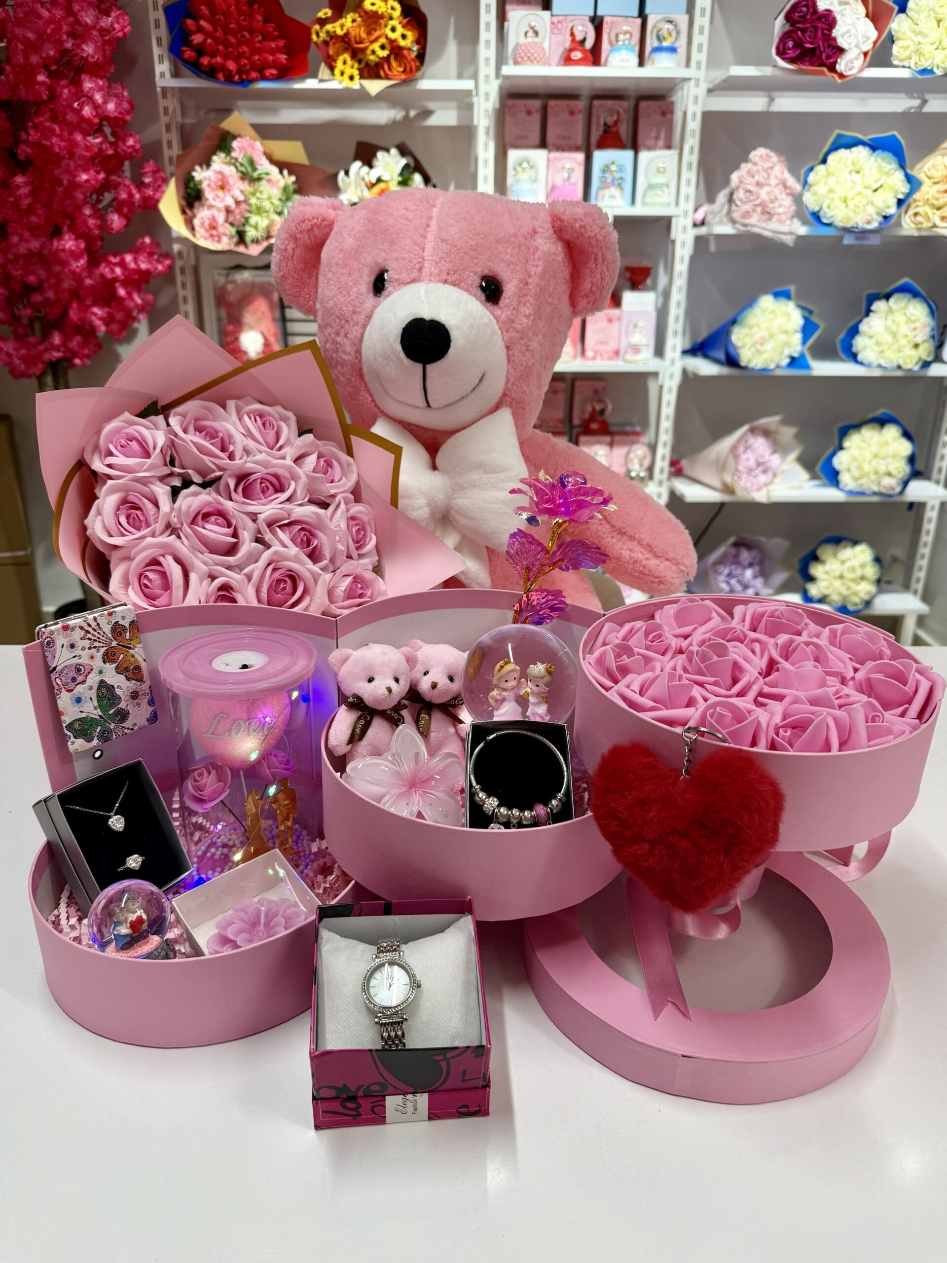Pembe Kat Kat Mutluluk - Sevgiliye Özel Hediye | Kar Küresi + Takı + Ayıcık + Buket