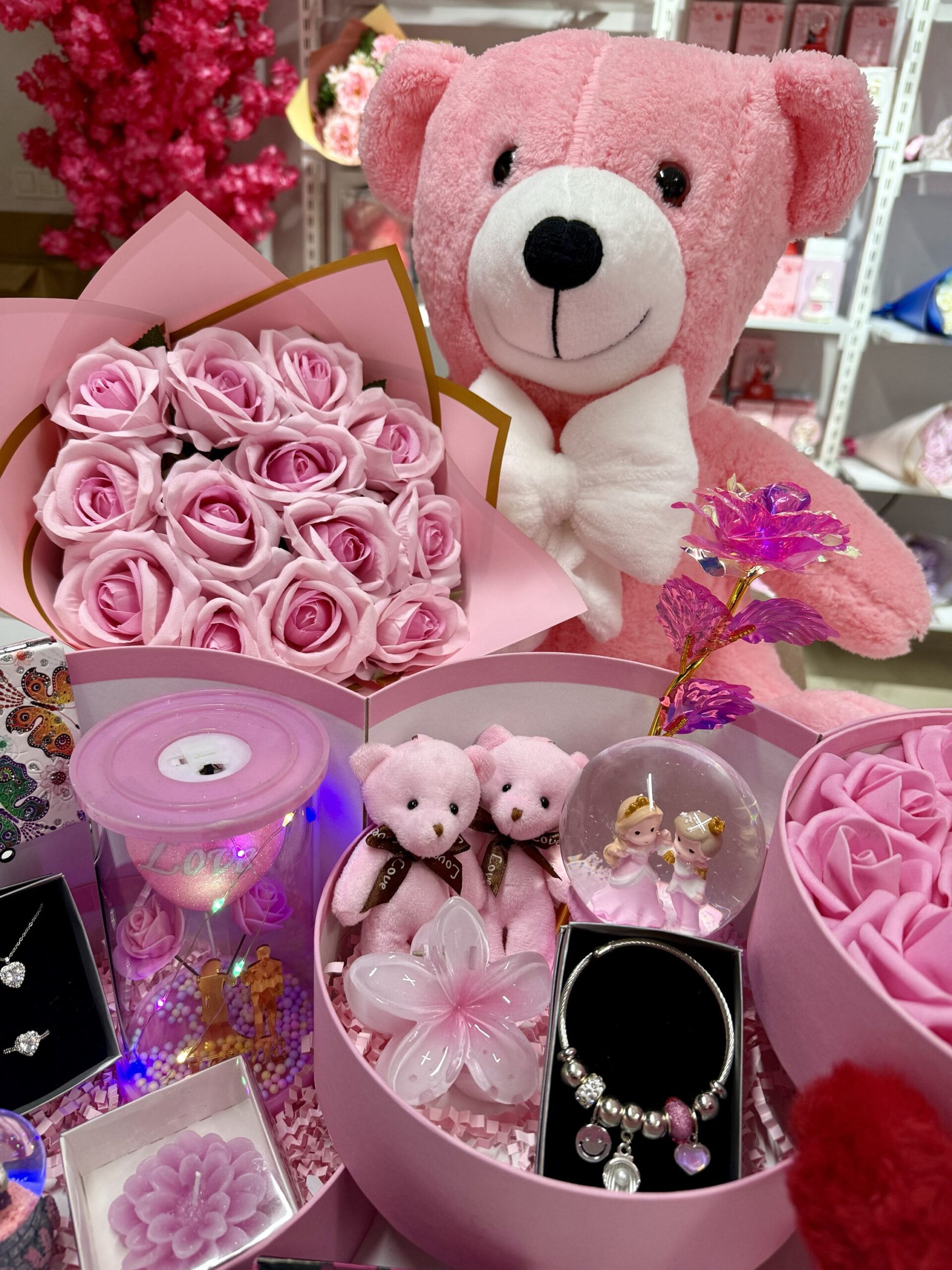 Pembe Kat Kat Mutluluk - Sevgiliye Özel Hediye | Kar Küresi + Takı + Ayıcık + Buket - Görsel 3