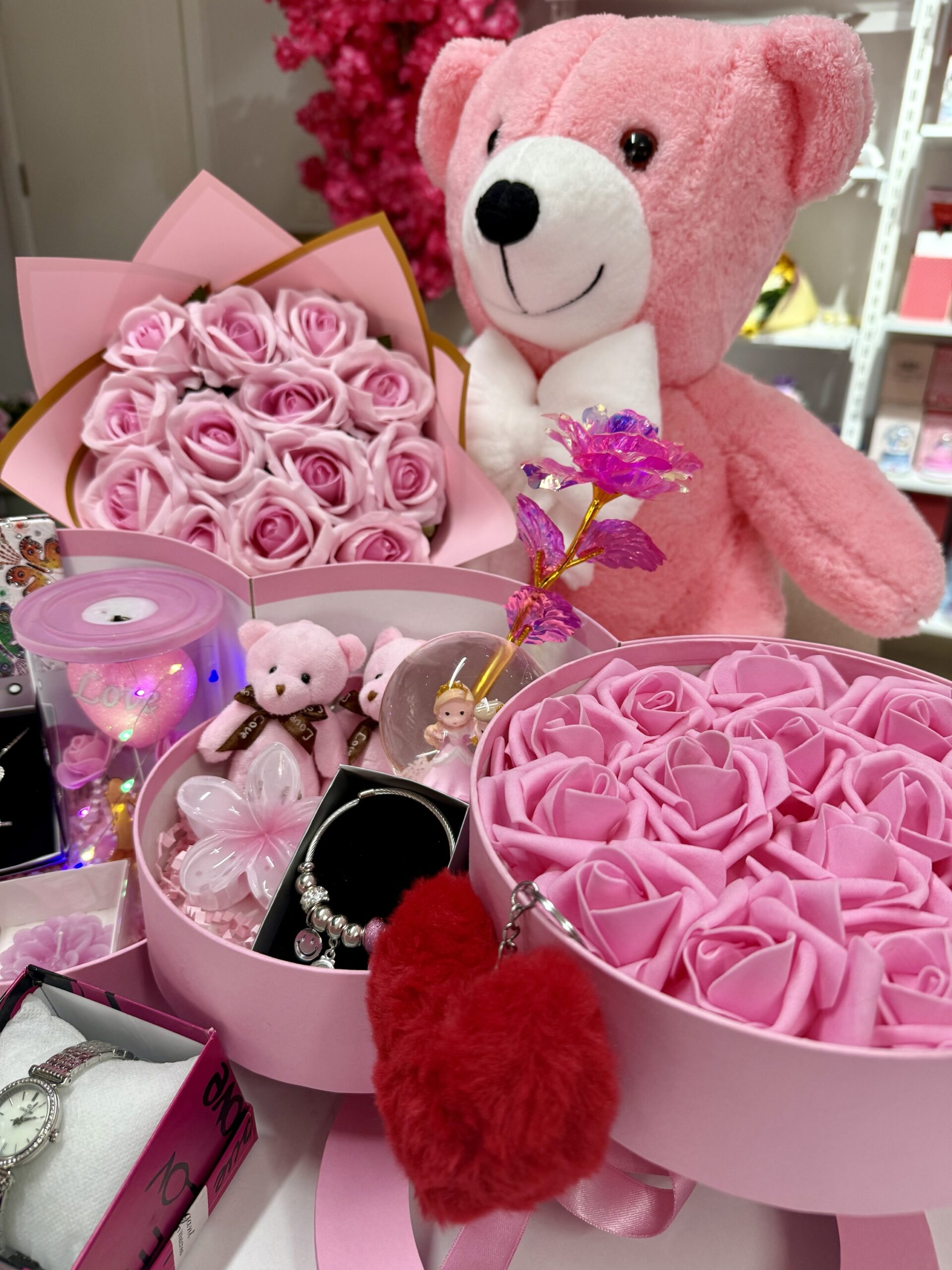 Pembe Kat Kat Mutluluk - Sevgiliye Özel Hediye | Kar Küresi + Takı + Ayıcık + Buket - Görsel 4