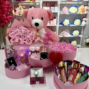 Pembe Kat Kat Mutluluk - Sevgiliye Özel Hediye | Kar Küresi + Takı + Ayıcık + Çikolata