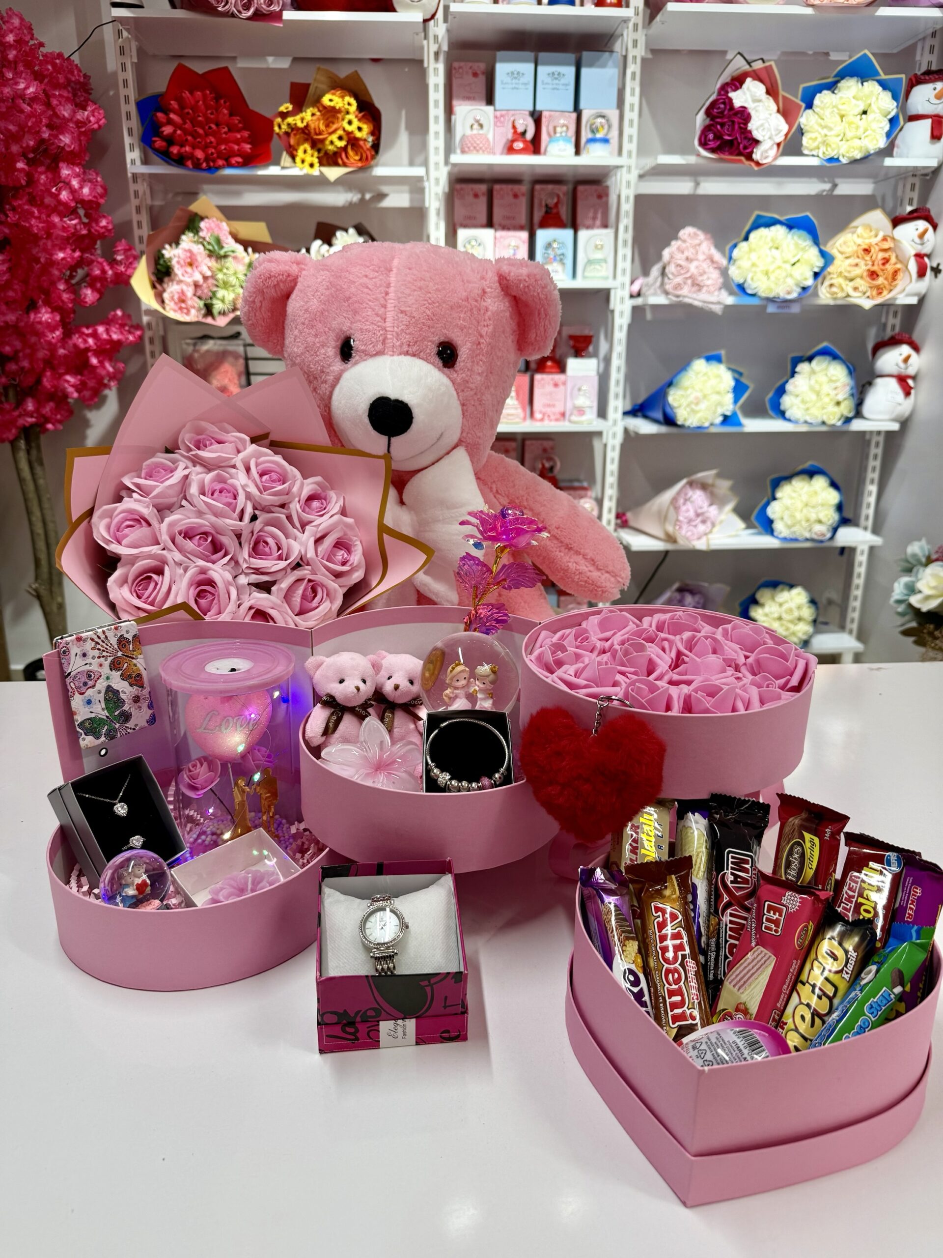 Pembe Kat Kat Mutluluk - Sevgiliye Özel Hediye | Kar Küresi + Takı + Ayıcık + Çikolata