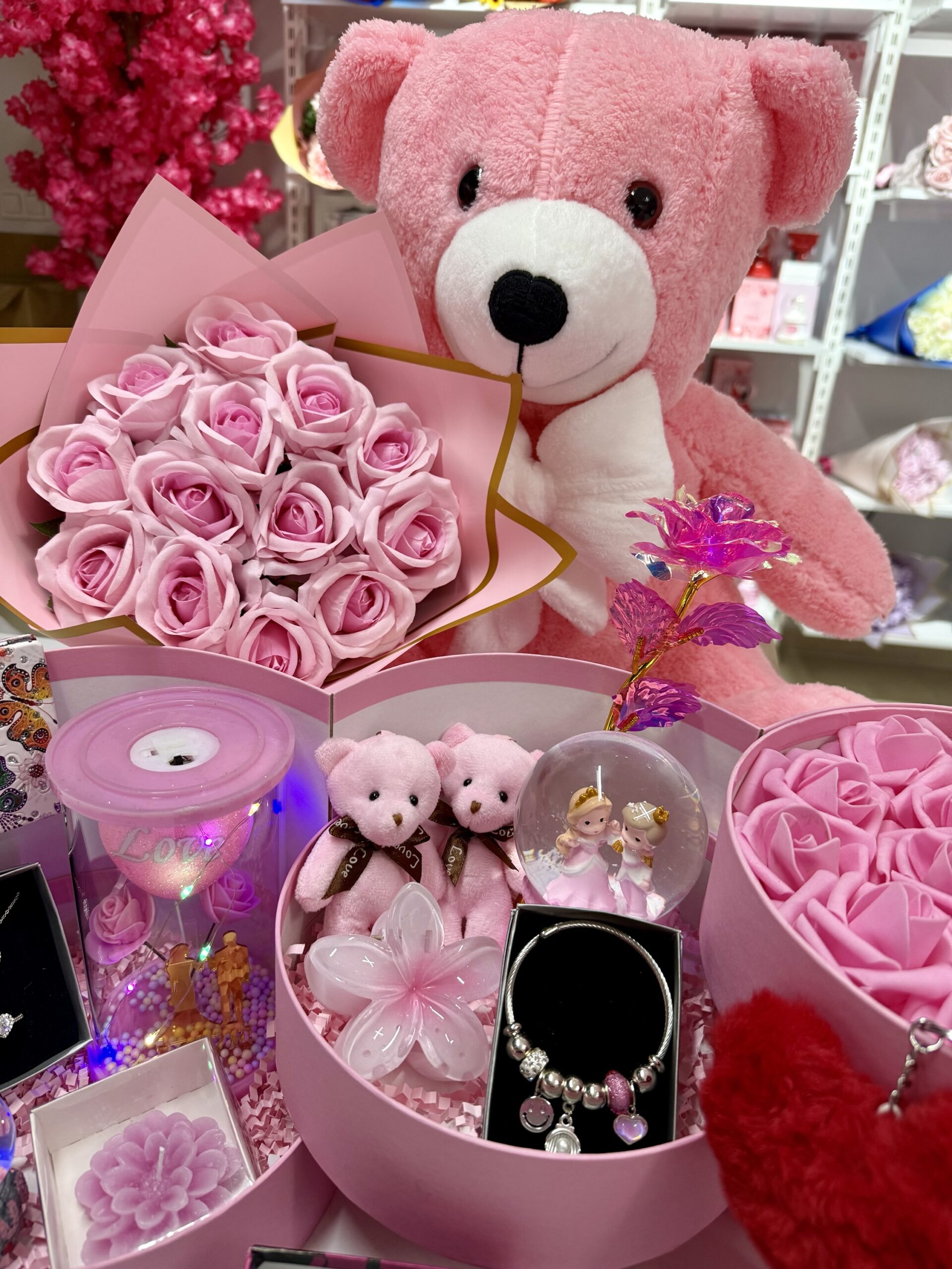 Pembe Kat Kat Mutluluk - Sevgiliye Özel Hediye | Kar Küresi + Takı + Ayıcık + Çikolata - Görsel 3