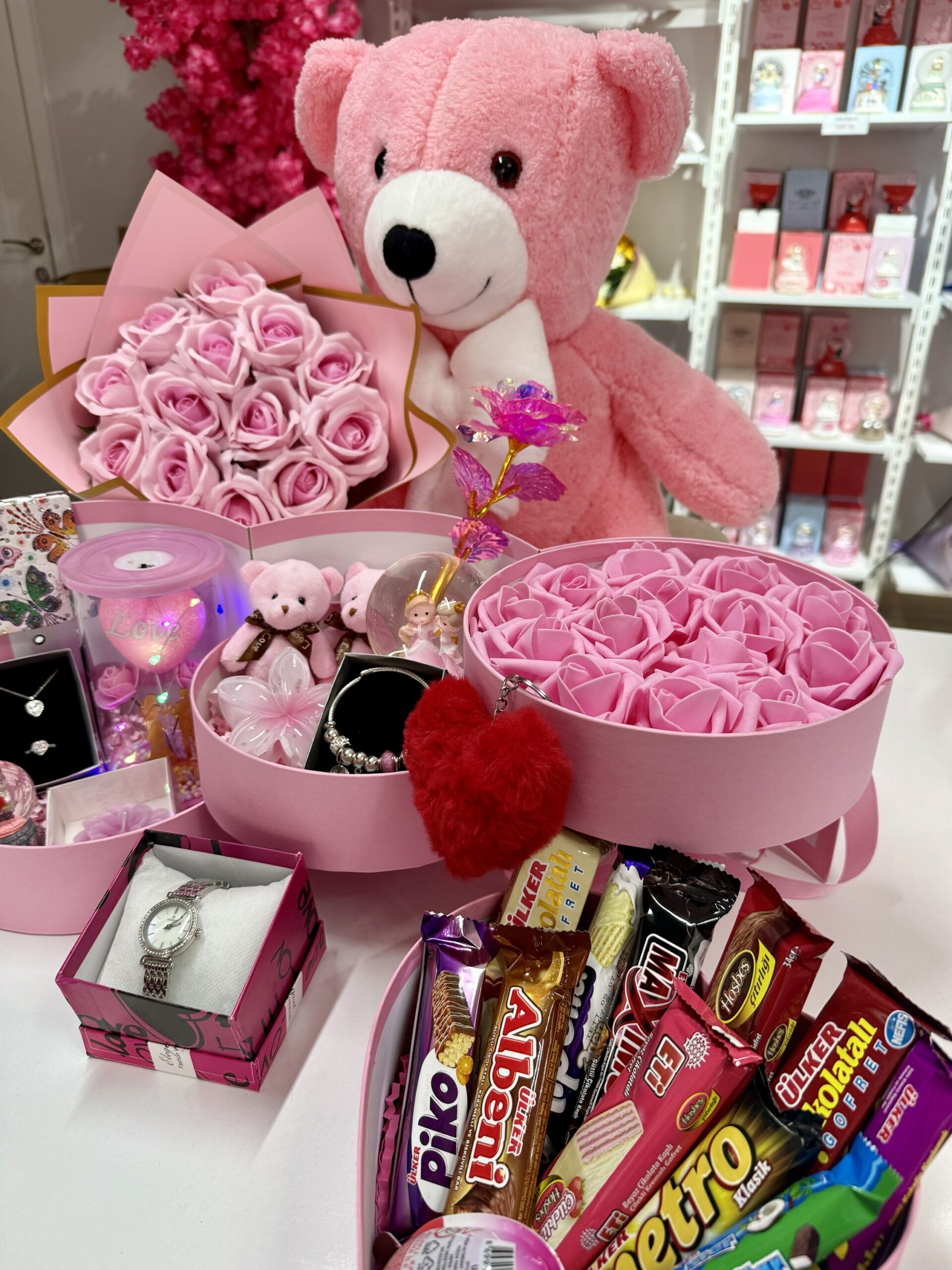 Pembe Kat Kat Mutluluk - Sevgiliye Özel Hediye | Kar Küresi + Takı + Ayıcık + Çikolata - Görsel 4