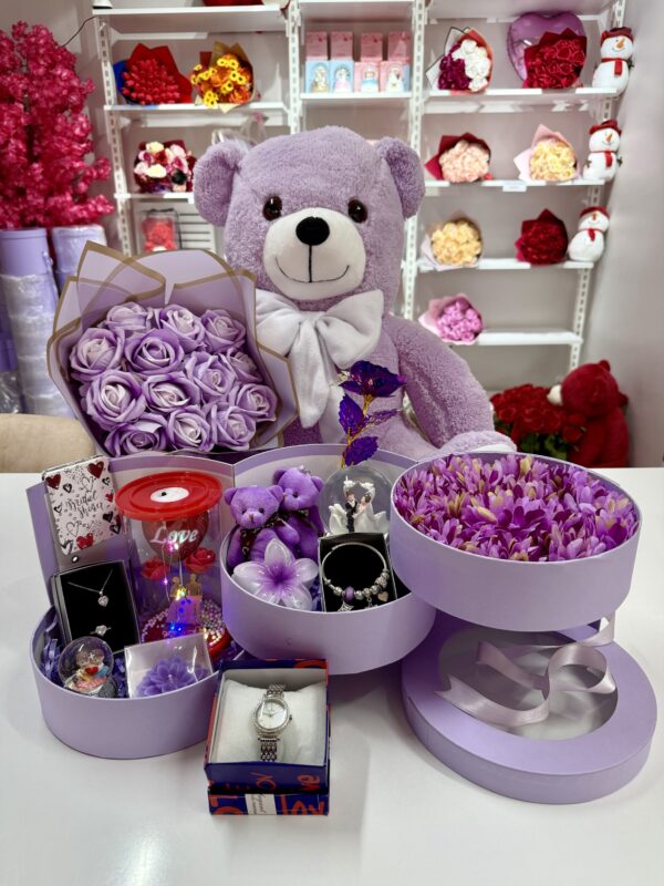 Mor Kat Kat Mutluluk – Sevgiliye Özel Hediye | Kar Küresi + Takı + Ayıcık + Buket