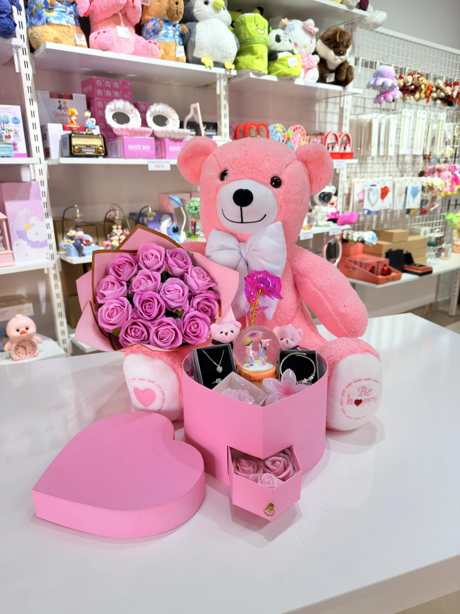 Full Pembe Aşk Evreni - Sevgiliye Romantik Hediye Kutusu | Kar Küresi + Çelik Takı + Peluş Ayı + Gül Buketi - Görsel 2