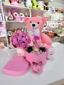 Full Pembe Aşk Evreni - Sevgiliye Romantik Hediye Kutusu | Kar Küresi + Çelik Takı + Peluş Ayı + Gül Buketi