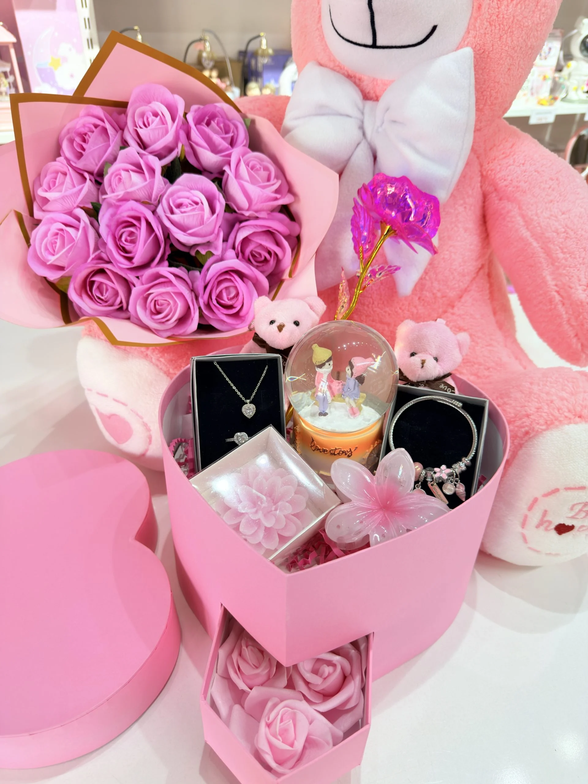 Full Pembe Aşk Evreni - Sevgiliye Romantik Hediye Kutusu | Kar Küresi + Çelik Takı + Peluş Ayı + Gül Buketi - Görsel 5